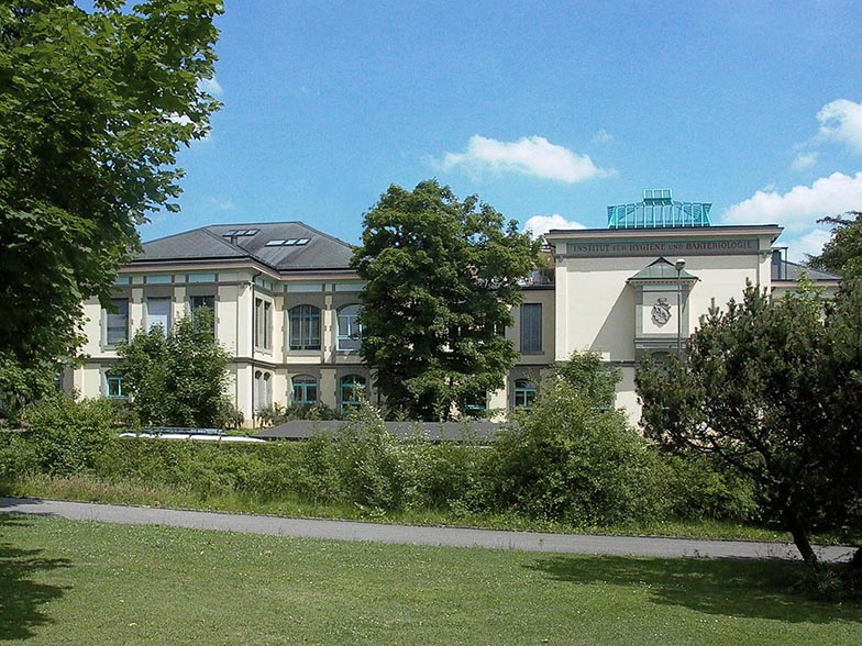 Inselareal/Gebäude/Aussenansicht/Sommer