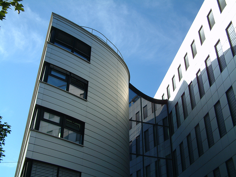 Inselareal/Gebäude/Aussenansicht/Fensterfront/Sommer