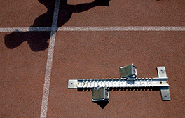 Zentrum für Sport/roter Platz/Schattenwurf Läufer/Starthilfe