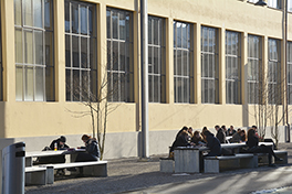 VonRoll/Gebäude/Aussenansicht/Campus/Studenten/Vorplatz