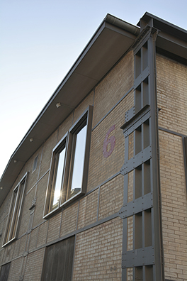 VonRoll/Gebäude/Aussenansicht/Hörraumgebäude/Sonne im Fenster