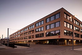 VonRoll/Gebäude/Aussenansicht/Institutgebäude/Beleuchtet/Dämmerung