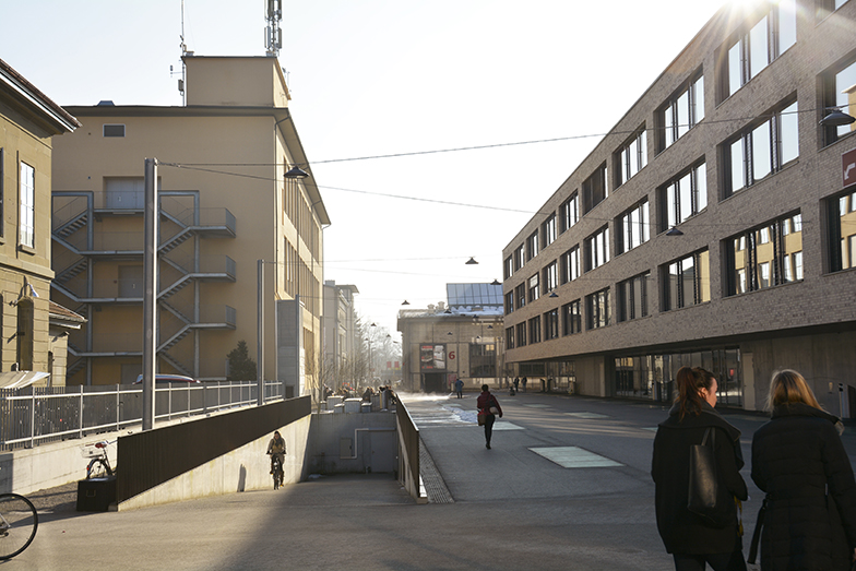 VonRoll/Gebäude/Aussenansicht/Campus/Studenten/Vorplatz