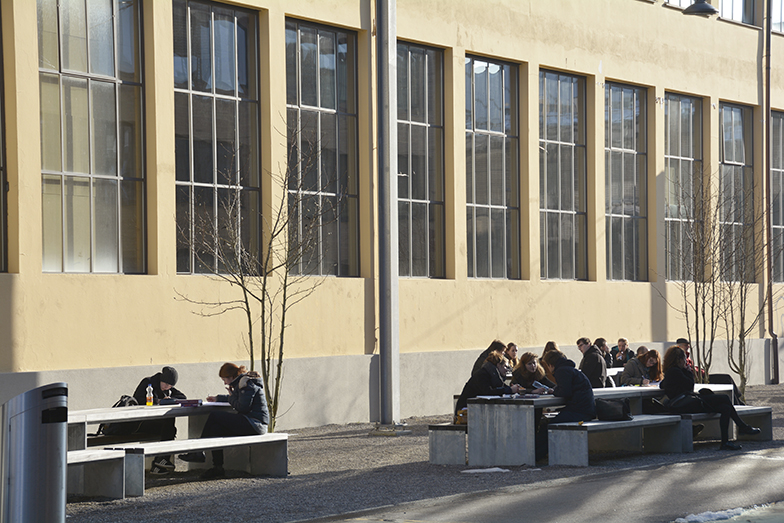 VonRoll/Gebäude/Aussenansicht/Campus/Studenten/Vorplatz