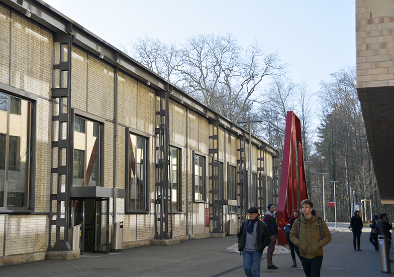VonRoll/Gebäude/Aussenansicht/Hörraumgebäude/Campus/Vorplatz/Studenten