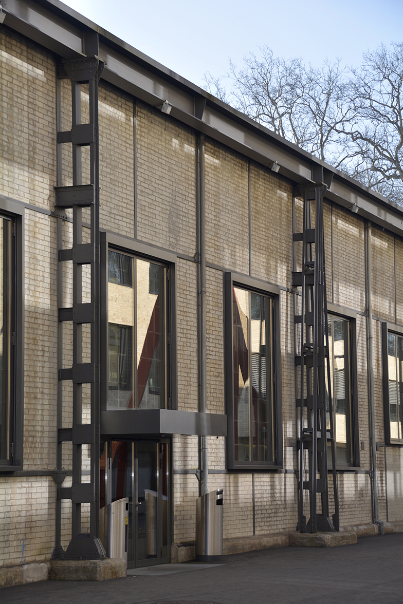 VonRoll/Gebäude/Aussenansicht/Hörraumgebäude/Haupteingang