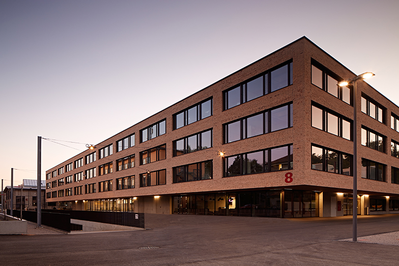 VonRoll/Gebäude/Aussenansicht/Institutgebäude/Beleuchtet/Dämmerung