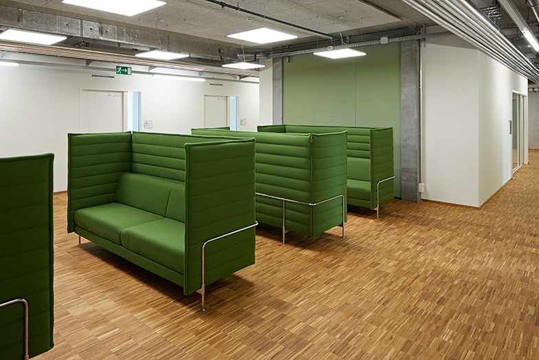 VonRoll/Innenansicht/Korridor/grüne Sofas