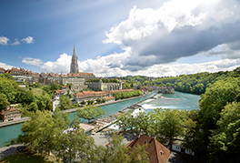Stadt Bern/Blick auf Altstadt/Aare/Münster/Sommer