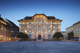 Stadt Bern/Bundesplatz/Nationalbank/Beleuchtet/Nacht