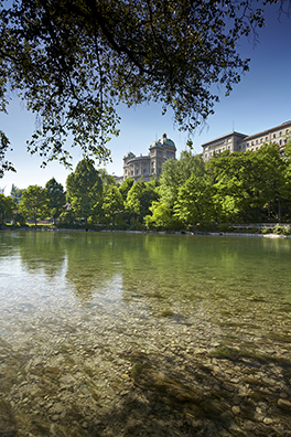 Stadt Bern/Aare mit Blick auf Bundeshaus/Sommer