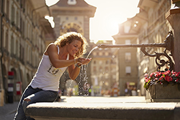 Stadt Bern/Kramgasse/Zyglogge/Frau trinkt aus Brunnen/Sommer