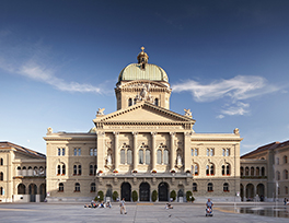 Stadt Bern/Bundesplatz mit Menschen/Bundeshaus/Sommer