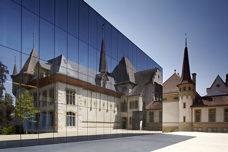 Stadt Bern/Historisches Museum/Aussenansicht/Innenhof/Turm spiegelt sich in neuem Glasgebäude/Sommer
