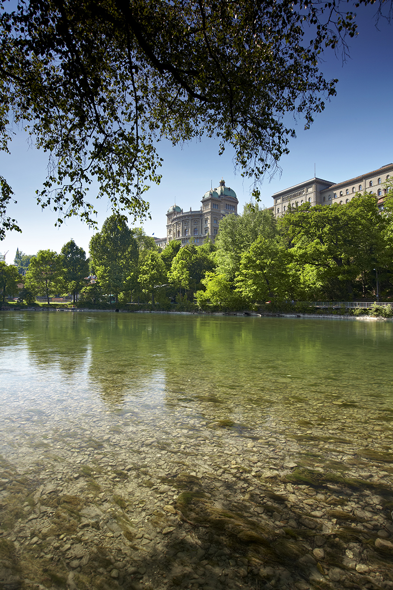Stadt Bern/Aare mit Blick auf Bundeshaus/Sommer