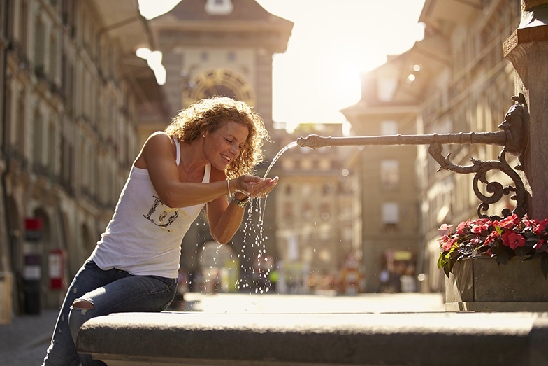 Stadt Bern/Kramgasse/Zyglogge/Frau trinkt aus Brunnen/Sommer
