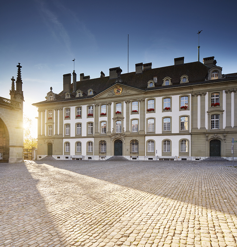 Stadt Bern/Münsterplatz/Aussenansicht Volkswirtschaftsdirektion/Abendsonne/Sommer