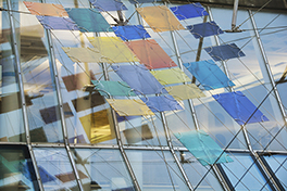Juristische Bibliothek/Aussenansicht/Glasdach/farbige Kunst