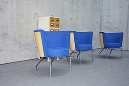 Juristische Bibliothek/Innenansicht/blaue Sessel vor Betonwand