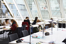 Juristische Bibliothek/Innenansicht/Studenten am Lernen