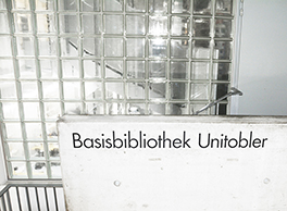 Basisbibliothek Unitobler/Innenansicht/Schriftzug auf Betonmauer