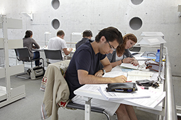 Bibliothek/Lesesaal/Studenten am Lernen