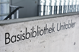 Basisbibliothek Unitobler/Schriftzug auf Betonmauer