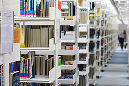 Bibliothek/Innenansicht/Bücherregale/Gang