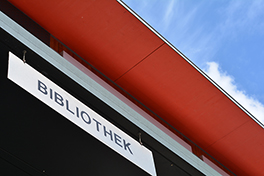 Bibliothek/Schild über Eingang/rotes Dach