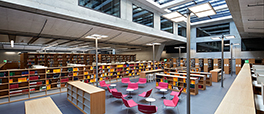 VonRoll/Bibliothek/Innenansicht/leerer Lesesaal/Dachfenster/rote Sessel