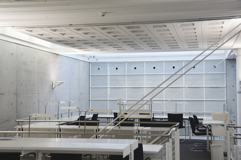 Juristische Bibliothek/Innenansicht/Lesesaal oben leer