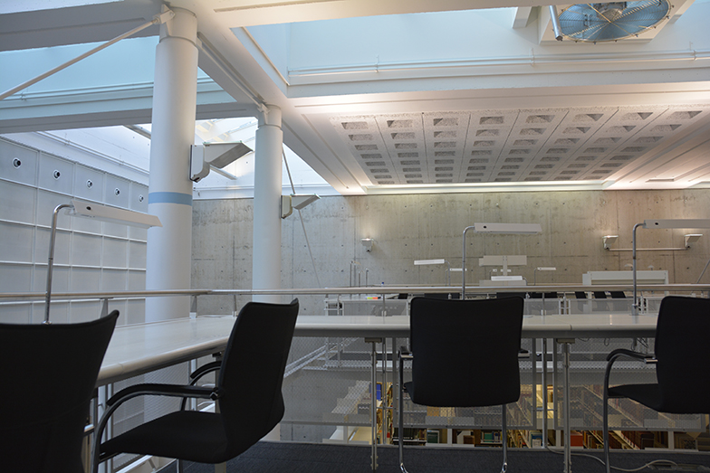 Juristische Bibliothek/Innenansicht/Lesesaal oben leer/Stühle