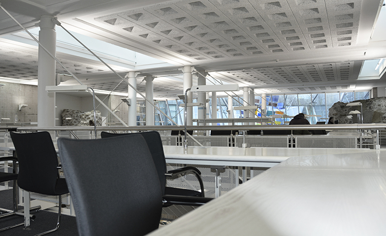 Juristische Bibliothek/Innenansicht/Lesesaal oben leer/Stühle/Fenster im Hintergrund