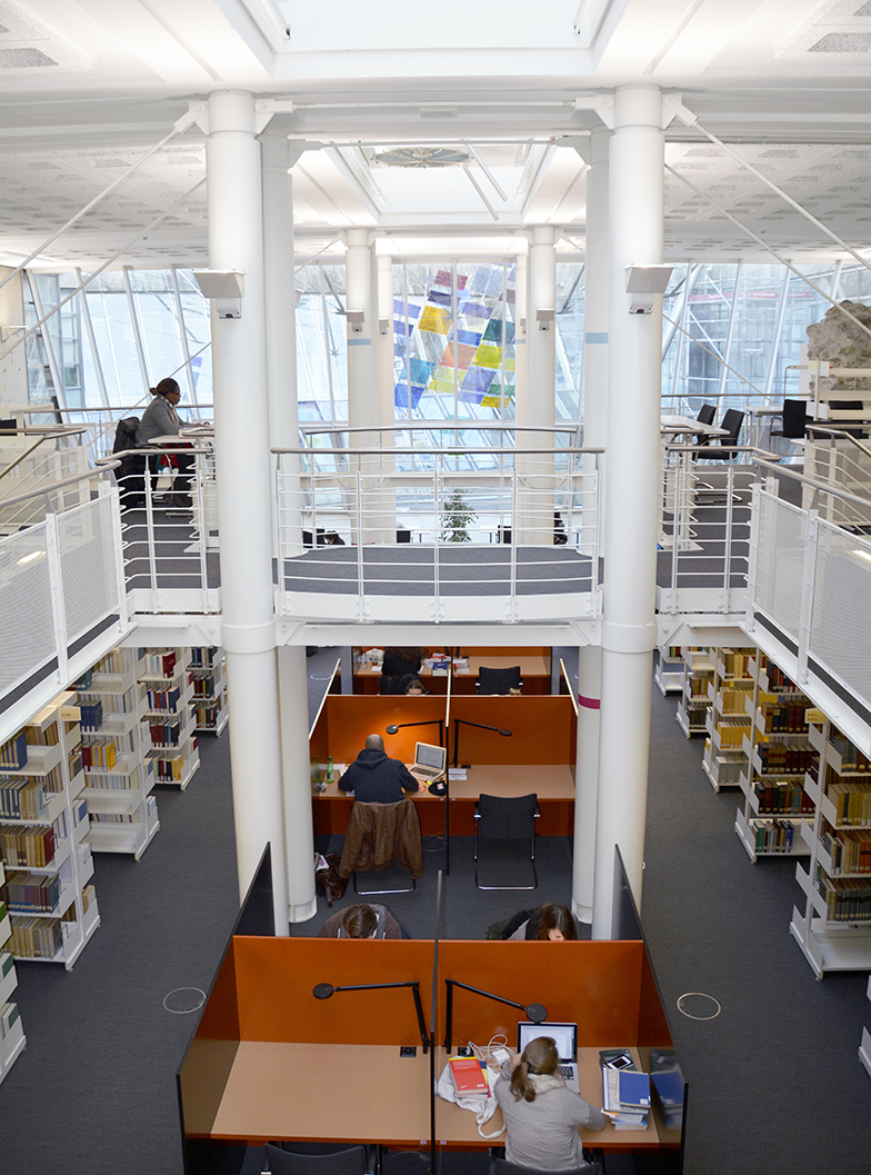 Juristische Bibliothek/Innenansicht/Lesesaal von oben/Studenten am lernen/Fenster im Hintergrund