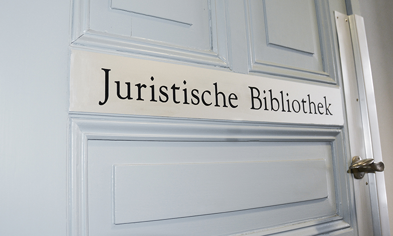 Juristische Bibliothek/Hauptgebäude/Innenansicht/Eingangstür mit Schriftzug