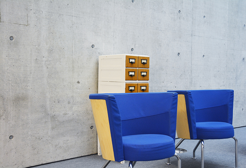 Juristische Bibliothek/Innenansicht/blaue Sessel vor Betonwand