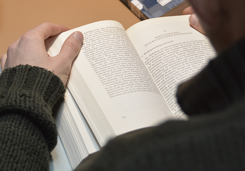 Bibliothek/Student mit Buch/Lernen/Lesen