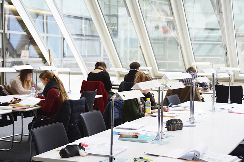 Juristische Bibliothek/Innenansicht/Studenten am Lernen