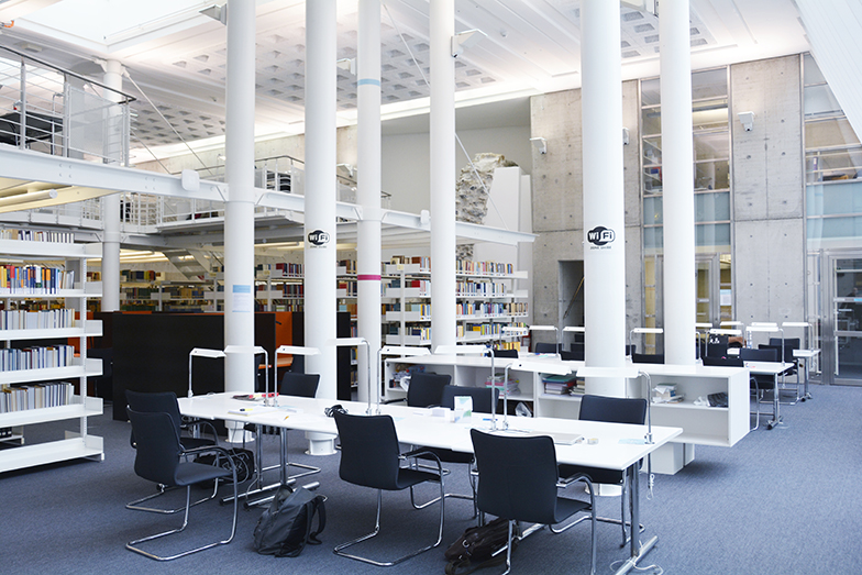 Juristische Bibliothek/Innenansicht/Tische und Stühle