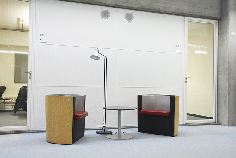 Basisbibliothek Unitobler/Innenansicht/Sessel mit Lampe
