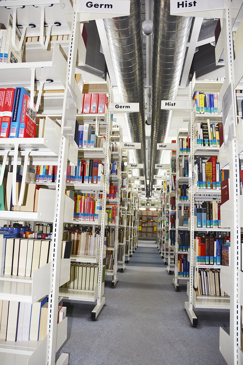 Basisbibliothek Unitobler/Innenansicht/Bücherregale/leerer Gang