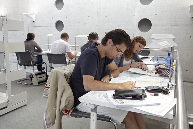 Bibliothek/Lesesaal/Studenten am Lernen
