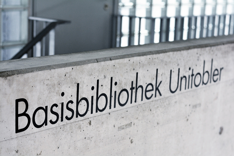Basisbibliothek Unitobler/Schriftzug auf Betonmauer