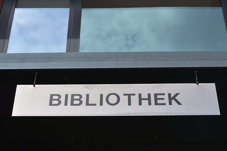 Bibliothek/Schild über Eingang