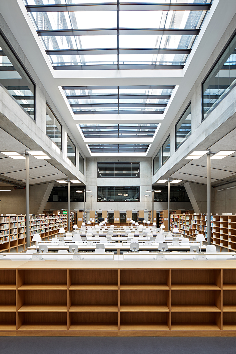 VonRoll/Bibliothek/Innenansicht/leerer Lesesaal/Ablage Fächer