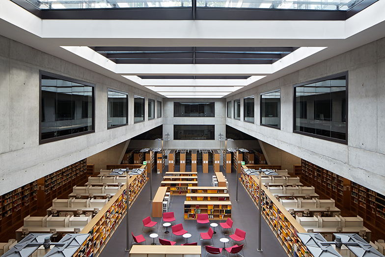 VonRoll/Bibliothek/Innenansicht/leerer Lesesaal/rote Sessel