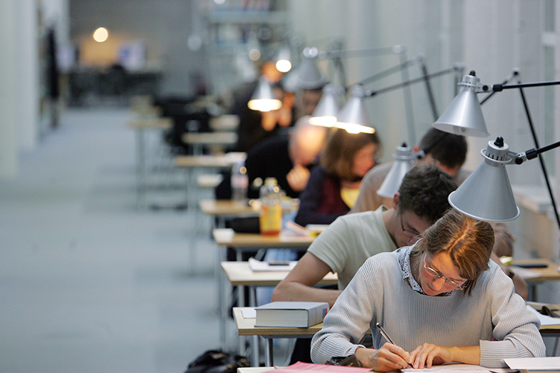 Bibliothek/Innenansicht/Studenten an Tischen am Lernen