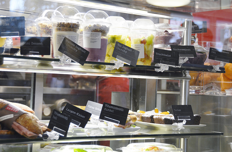 Mensa Gesellschaftsstrasse/Innenansicht/Kühltheke/Angebot/Sandwich/Joghurt