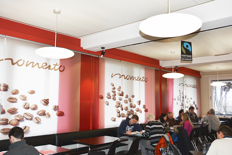 Mensa Gesellschaftsstrasse/Innenansicht/Momento Wand/Studenten an Tischen/Essen