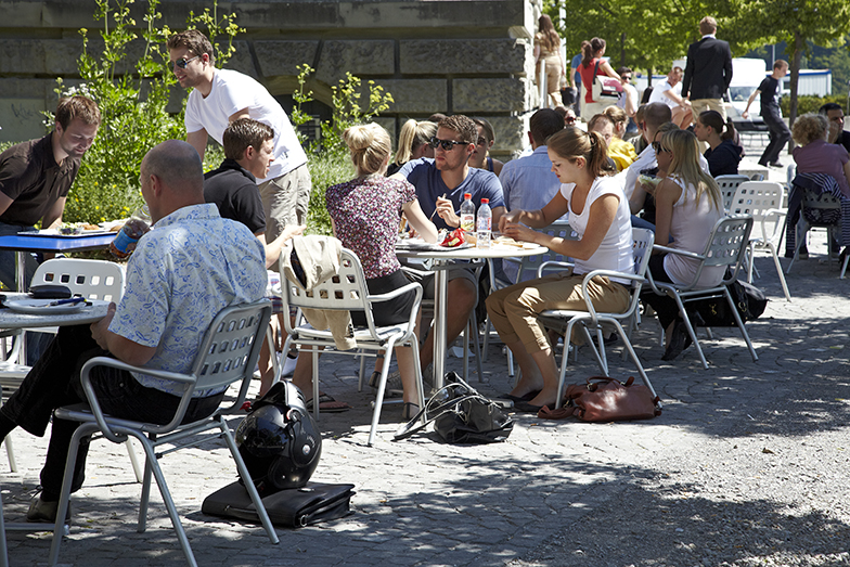 Mensa Hauptgebäude/Park/Studenten draussen am Essen/Sommer